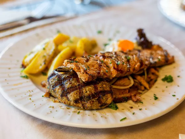 Teller mit verschiedenen griechischen Fleischspezialitäten und Kartoffeln